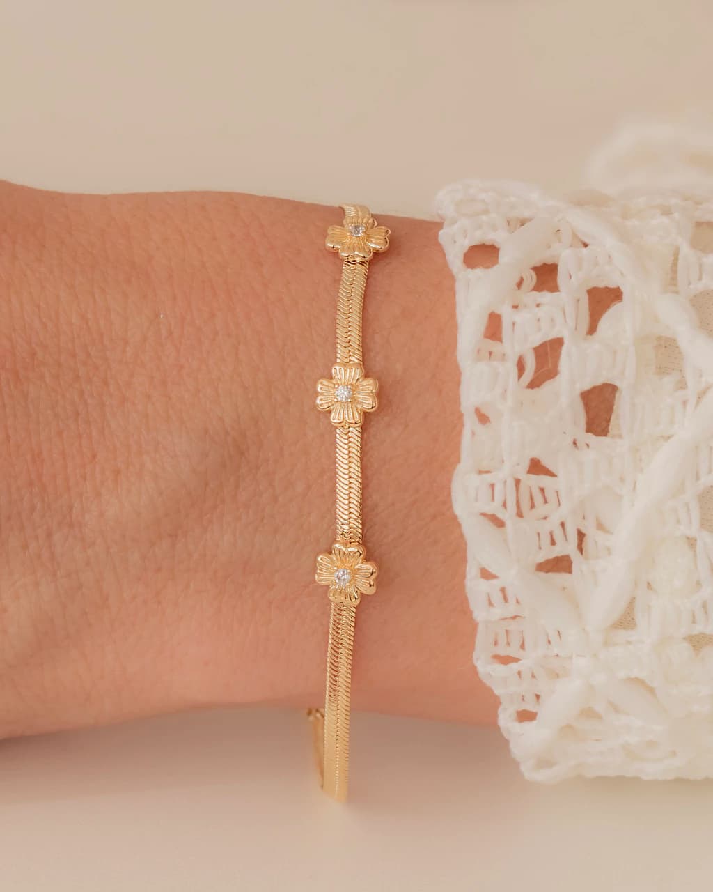 Pulseira Fita com Flores com Zirconias no Dourado